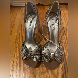 Guess women’s pump 6.5, pre-owned.